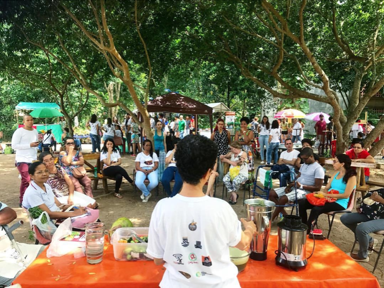 Suco Verde com Pancs na Feira Agroecológica da UFBA