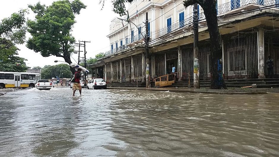 Esgotos entupidos, alagamentos e coleta seletiva: ligações mal percebidas