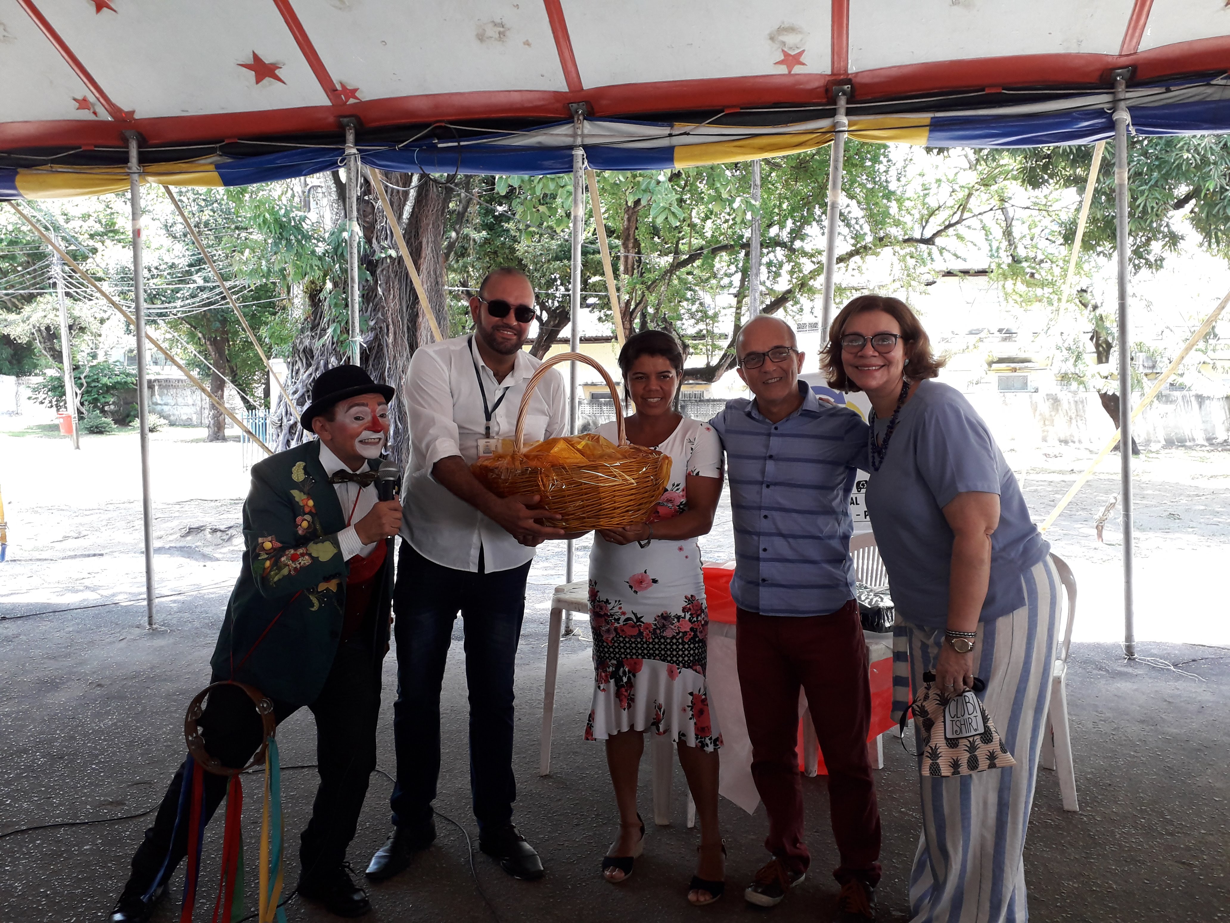 FLIC-PE-Entrega-Cesta-a-Catador-Natal-dos-Catadores
