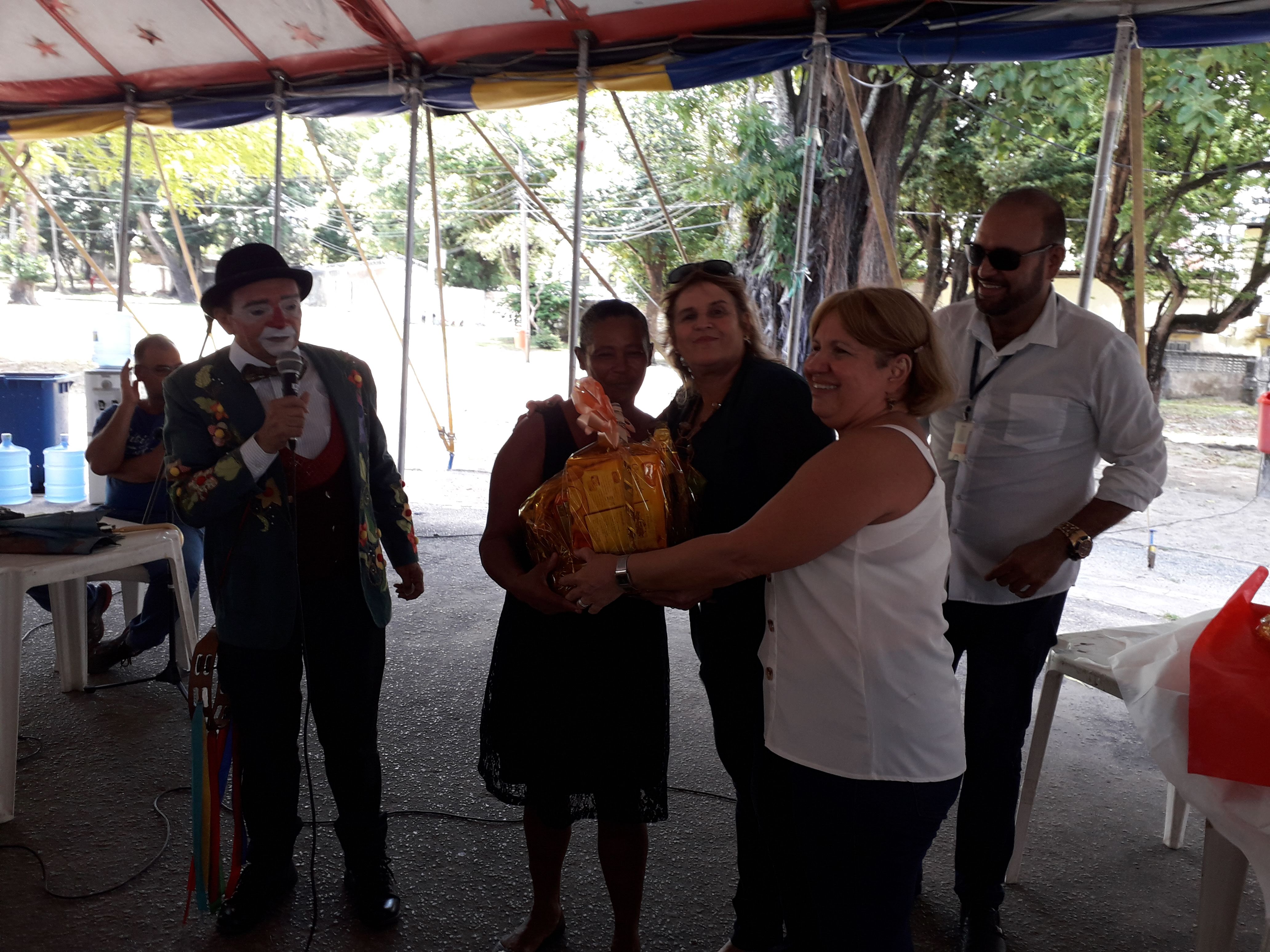 FLIC-PE-Entrega-Cesta-a-Catador-Natal-dos-Catadores2