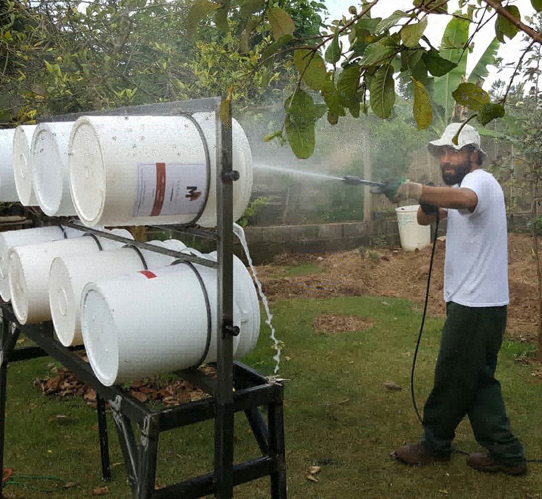 Tecnologia desenvolvida para aprimorar a limpeza dos baldes do programa de coleta de resíduos orgânicos "Bem Composto".